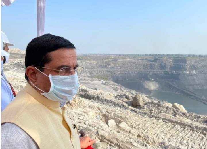 कोयला मंत्री जोशी ने एसईसीएल दीपका माइंस का लिया जायजा, साइलो लोडिंग सिस्टम को भी देखा, कहा – उत्पादन व डिस्पैच बढ़ाओ