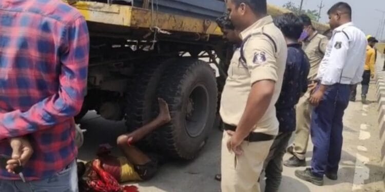 नवरात्रि के नाम पर चंदा मांगने युवक को पड़ा भारी ट्रक को रोकने के चक्कर में ट्रक नीचे आए युवक देखी वीडियो