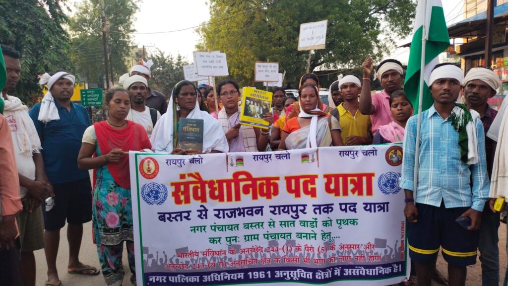 नगर पंचायत को पंचायत बनाने की मांग लेकर बस्तर से रायपुर के लिए पदयात्रा करते आज धमतरी पहुंचे 200 ग्रामीण