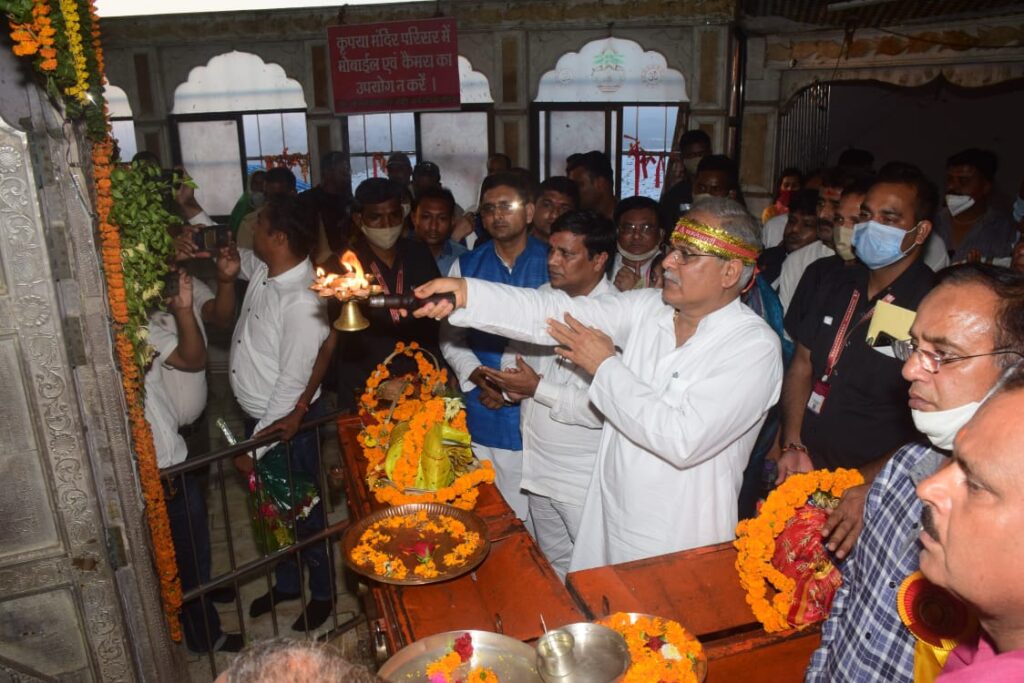 मुख्यमंत्री ने मां बम्लेश्वरी की पूजा-अर्चना कीप्रदेशवासियों के सुख- समृध्दि एवं खुशहाली के लिए प्रार्थना की