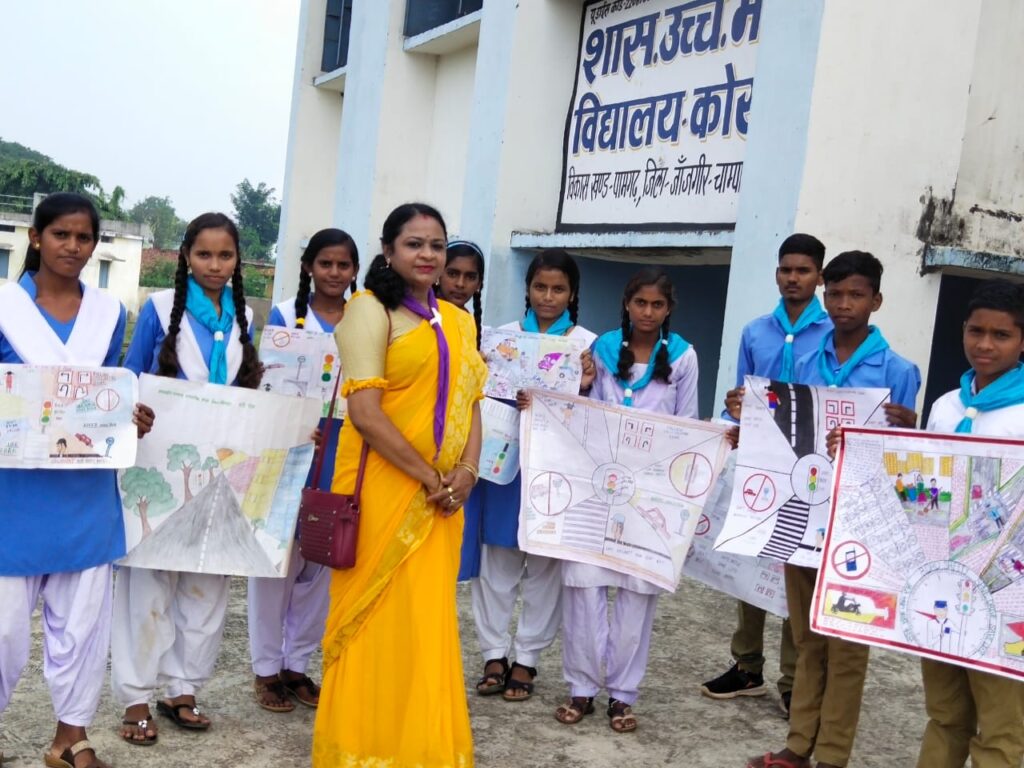 नवाचारी शिक्षिका ने हायर सेकण्ड्री कोसला मे यातायात नियमो की दी जानकारी