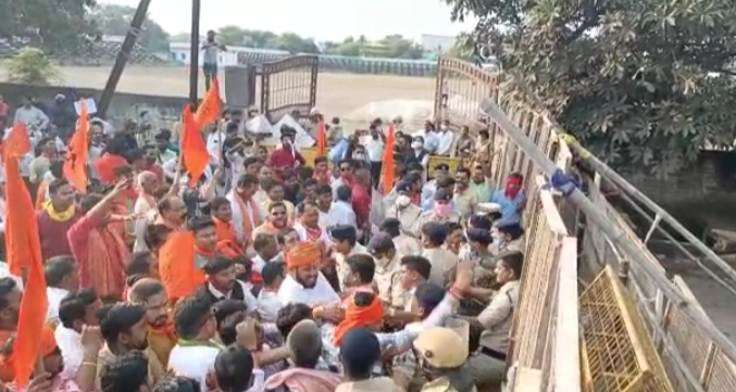 कवर्धा की घटना के विरोध में विहिप ने किया प्रदर्शन निकाली रैली, स्थानीय विधायक और मंत्री मोहम्मद अकबर को हटाने की मांग, पुलिस के साथ जमकर हुई जोर आजमाइश