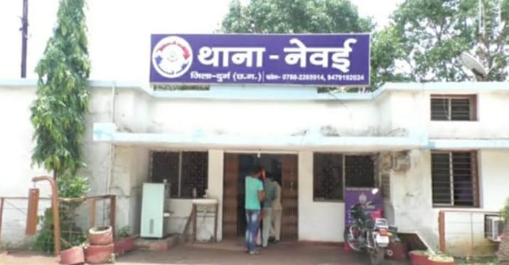 चोरी का माल पकड़ने पुलिस ने मारा छापा, कमरे में मिली 14 साल की बच्ची- 1 माह से हो रहा था हर रोज बलात्कार