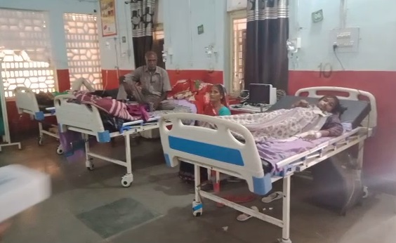 बराती में खाना खाने पर 18 से ज्यादा लोगों का तबीयत बिगड़ा हॉस्पिटल में इलाज जारी है