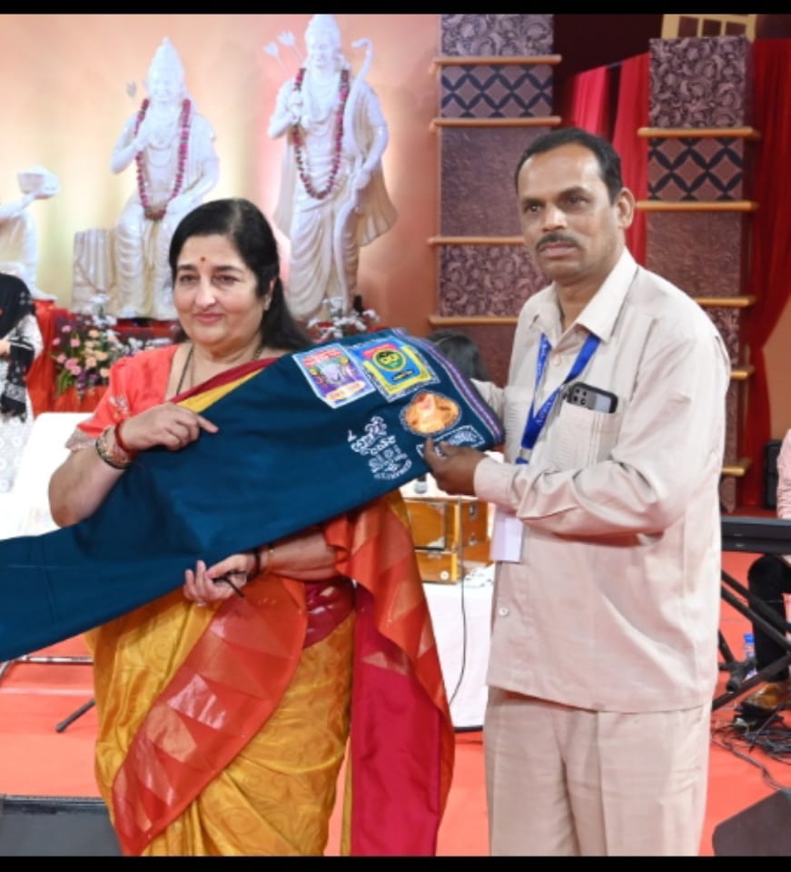 अनुराधा पौड़वाल को हृदय प्रकाश अनंत ने छ ग की पारंपरिक इलियास लुगरा भेंट कर स्वागत सम्मानित किया–-