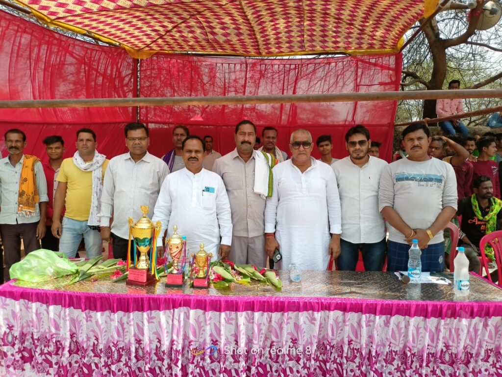 स्व . श्री रामखिलावन भार्गव की स्मृति में टिकारी चलो मैच आदर्श क्रिकेट टूर्नामेंट टूर्नामेंट टिकारी ( मस्तूरी ) प्रथम पुरस्कार 15551 रु द्वितीय पुरस्कार 8551 रु मेन ऑफ द सिरीज 1051 रु