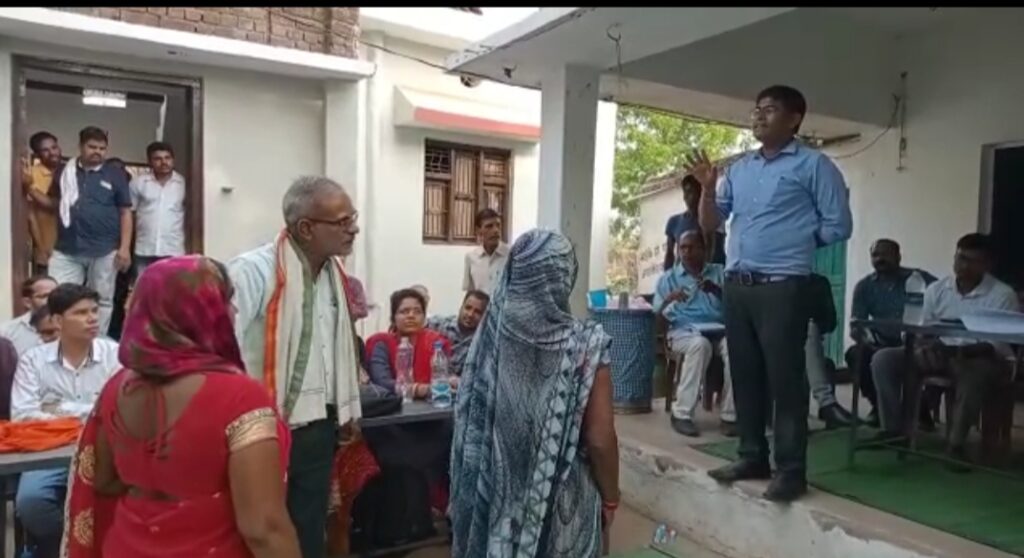 बारगांव के जन चौपाल में नामांतरण के लिए पटवारी को पैसा लेने को लेकर किया हंगामा तहसीलदार ने पटवारी को लगाया फटकार