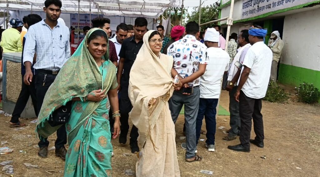 जनपद स्तरीय जन समस्या शिविर पर ग्रामीणों ने स्वास्थ्य विभाग के अधिकारियों पर लगाए डिलीवरी समय अवैध वसूली करने का आरोप पामगढ़ विधायक इंदु बंजारे ने अधिकारियों को लगाई फटकार