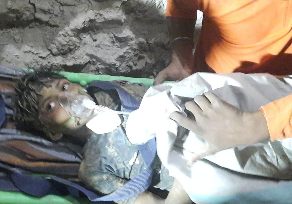 आखिरकार राहुल बाहर आ ही गया, राह देखती लाखों आंखों को मिली राहत देखें वीडिओ