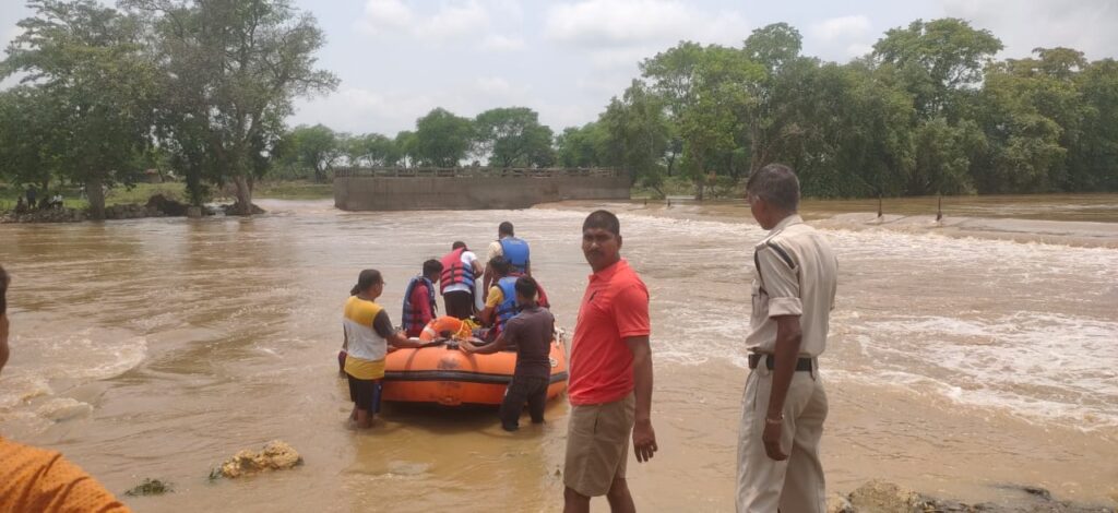पामगढ़ के इस कांजी नाले में बहे दो युवक एक सुरक्षित एक को गोताखोरों द्वारा निकालने की कोशिश