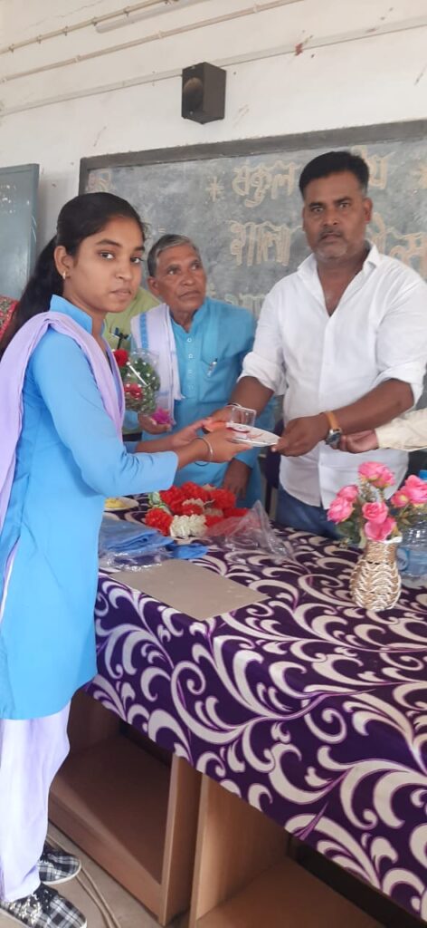 शासकीय कन्या स्कूल में बच्चों को मार्गदर्शन में शिक्षक और पालक द्वारा चांदी का सिल्डा देकर किया सम्मानित