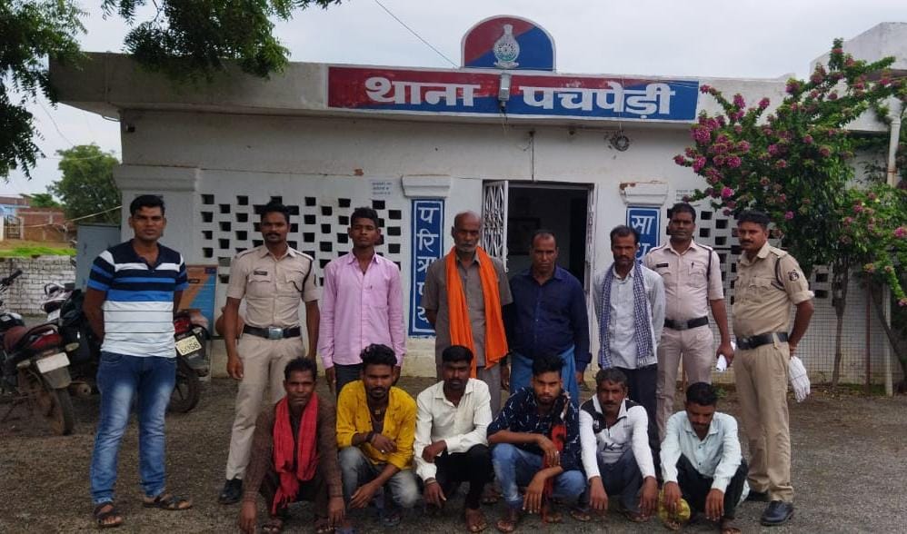 पचपेड़ी पुलिस ने लंबे समय से फरार 11 वारंटी में से 10 वारंटी के खिलाफ की गई कार्यवाही