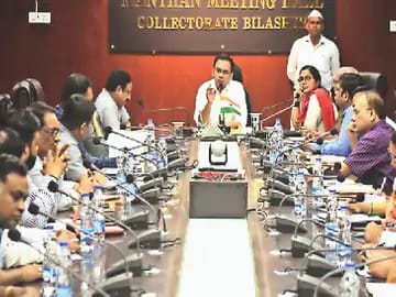 टीकाकरण की धीमी गति:कलेक्टर ने छुट्टी के दिन ली बैठक सभी को टीका लगवाने के निर्देश