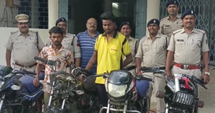 चोरी की नौ मोटर साइकिल के साथ मुख्य आरोपी और एक खरीददार गिरफ्तार, अलग अलग जिलों में चोरी की गई मोटर सायकल बरामद