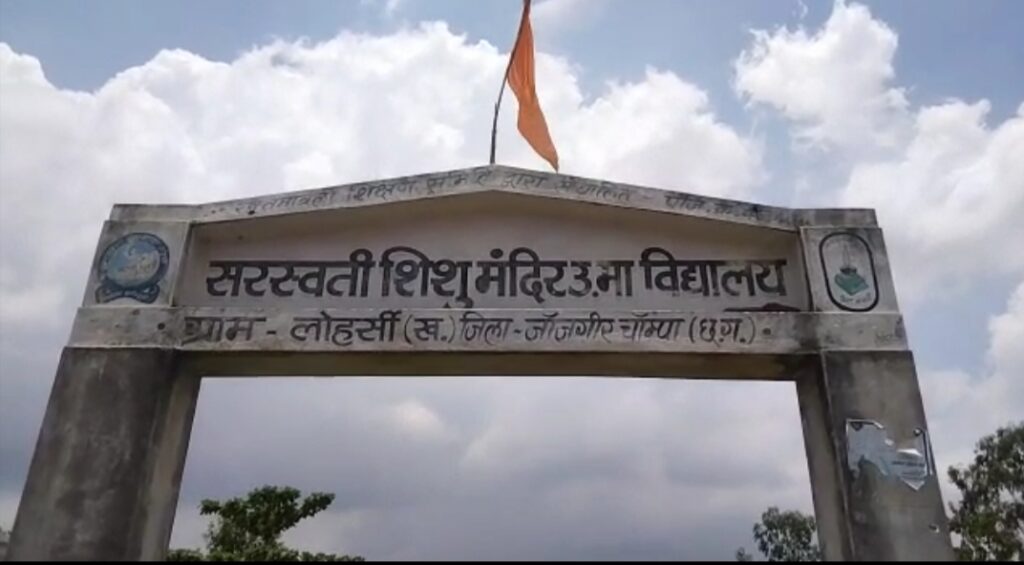 छात्रों ने प्राचार्य को बेल्ट और लात घूंसो से पीटा, प्राचार्य ने कमरे में बंद कर बचाया खुद को, मारपीट का विडियो आया सामने, थाने में एफआईआर दर्ज, पुलिस जुटी मामले की जांच में