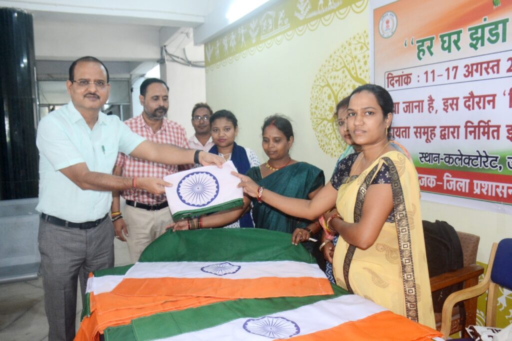 हर घर तिरंगा अभियान :कलेक्टर सहित अधिकारियों ने खरीदे स्व-सहायता समूहों द्वारा निर्मित झण्डे
