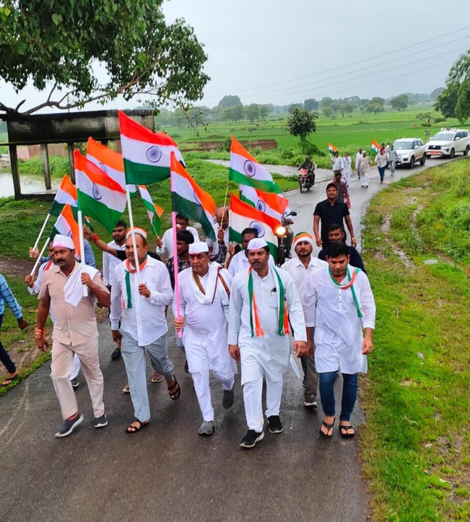 मस्तुरी विधानसभा में कांग्रेस की तिरंगा झंडा गौरव पदयात्रा संपन्न