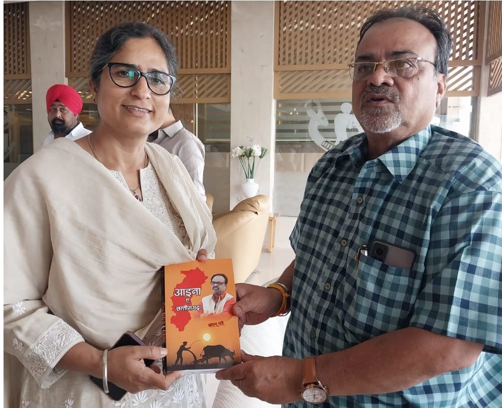 राज्यसभा सदस्य श्रीमती रंजीत रंजन को इतिहास के आईने में छत्तीसगढ़ पुस्तक भेंट की गई -: शंकर पांडेय वरिष्ठ पत्रकार।