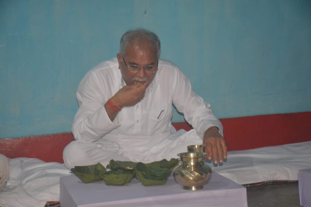 रायपुर : मुख्यमंत्री श्री भूपेश बघेल ने घरघोड़ा निवासी चमरु पैकरा के घर बड़ी ही सादगी के साथ लिया भोजन का स्वाद