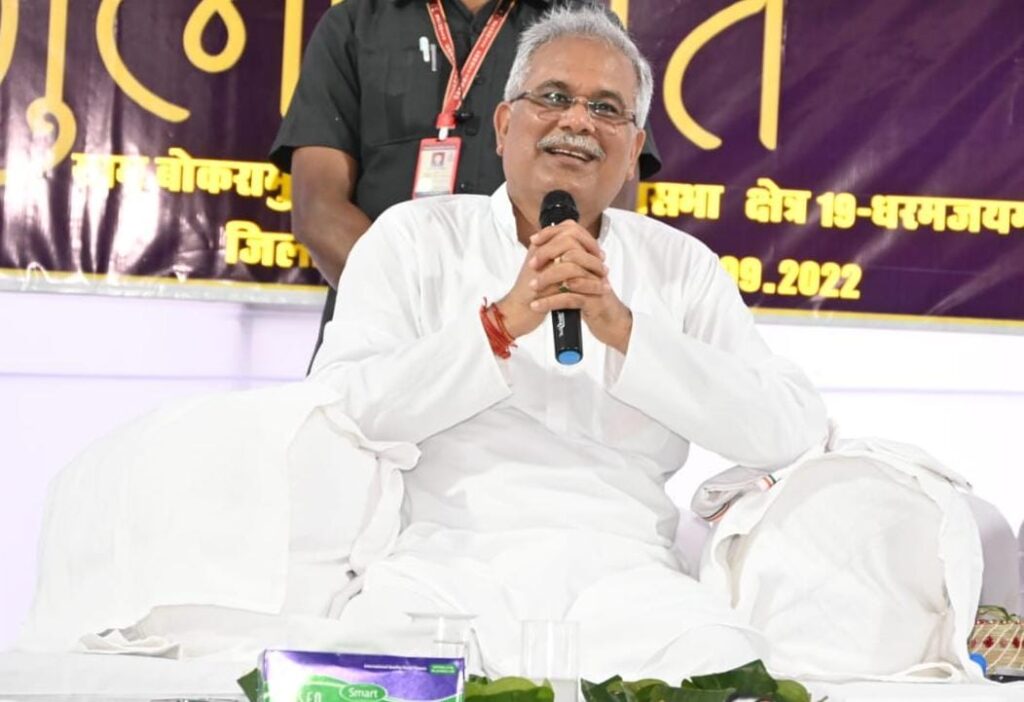रायपुर : मुख्यमंत्री श्री भूपेश बघेल ने रायगढ़ जिले के नागरिकों से कहा, आपको विश्वास दिलाता हूं खराब सड़कों को बारिश खत्म होते ही बनवाएंगे