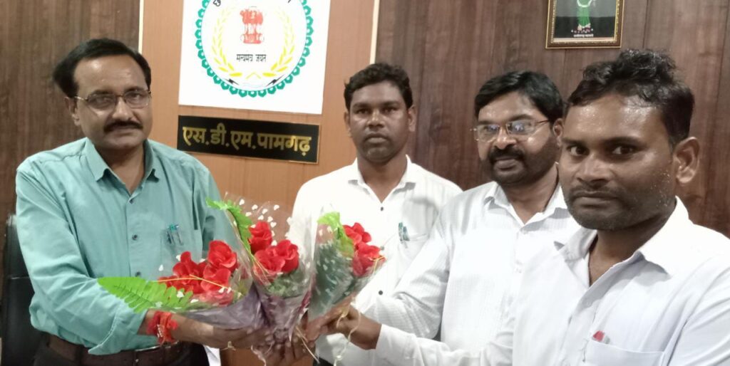 पामगढ़ के नवपदस्थ एसडीएम आर के तंबोली से अशासकीय विद्यालय संघ ने की बुके भेट कर किया स्वागत