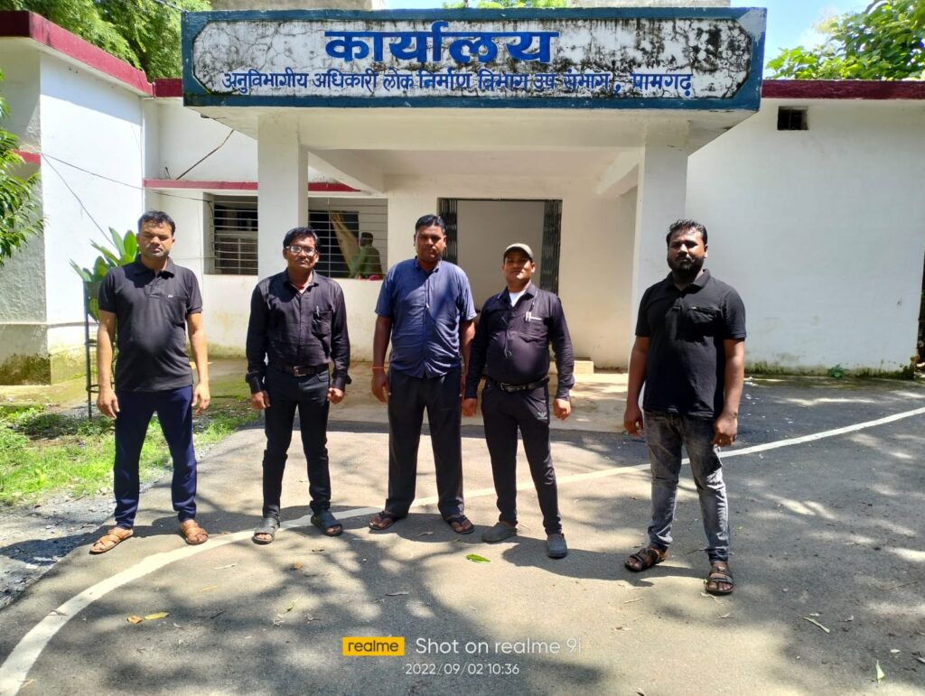 दैनिक वेतनभोगी कर्मचारियों ने नियमतीकरण को लेकर काला कपड़ा पहन कर जताया विरोध