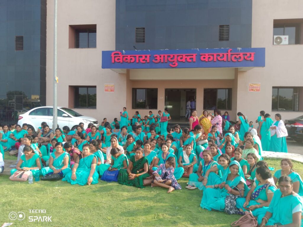 बिहान कैडर्स के कर्मचारी ने अपने 5 सूत्रीय मांगो लेकर विकास आयुक्त कार्यालय में सौंपा ज्ञापनरायपुर।