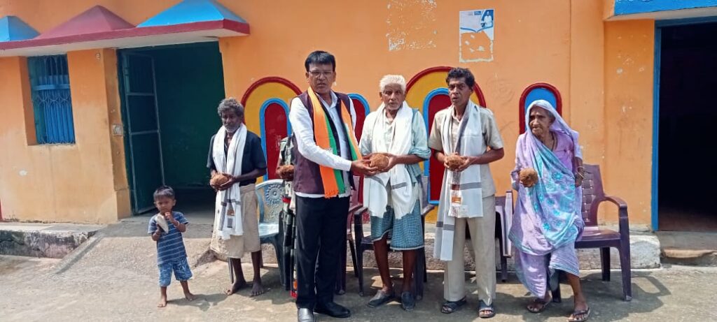 भाजपा नेता सुखराम मधुकर द्वारा विश्व वृद्धजन दिवस के अवसर पर बुजुर्गों माताओं को श्रीफल साल साड़ी भेंट कर स्वागत किया