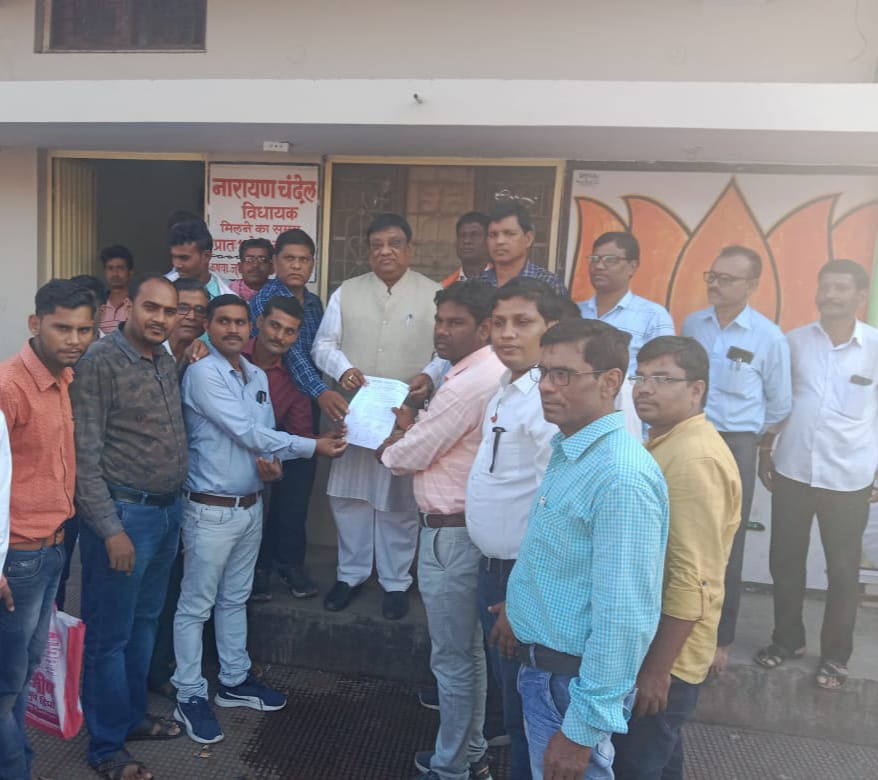अशासकीय विद्यालय संघ पामगढ़ के पदाधिकारी एवं सदस्य अपनी समस्यों को लेकर नेता प्रतिपक्ष नारायण चंदेल के पास पहुंचे