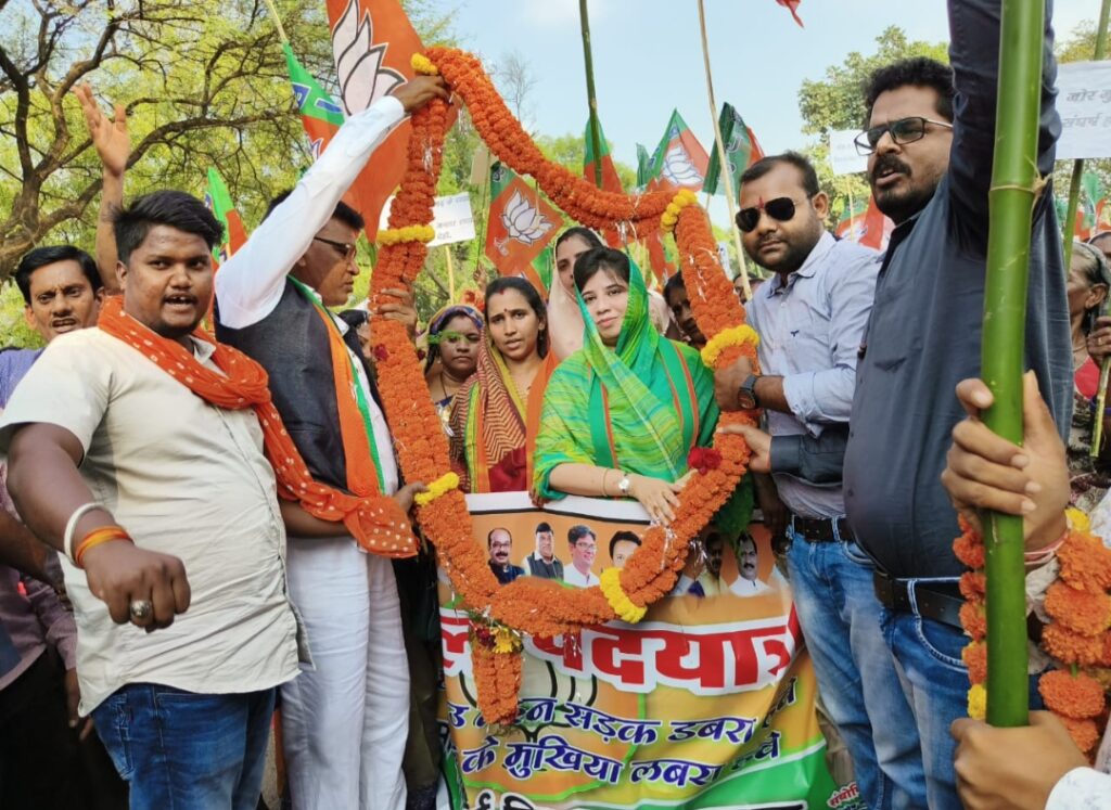 संयोगिता सिंह जूदेव के समर्थन करने पहुँचे भाजपा नेता सुखराम मधुकर