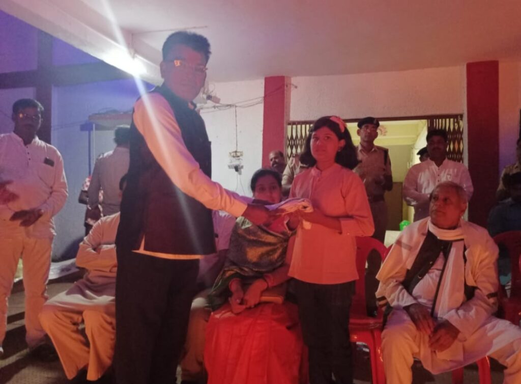 एकात्म सोसायटी पामगढ़ के सदस्यों ने मुलमुला थाना परिसर में दीप जलाकर शहीदों को नमन किया