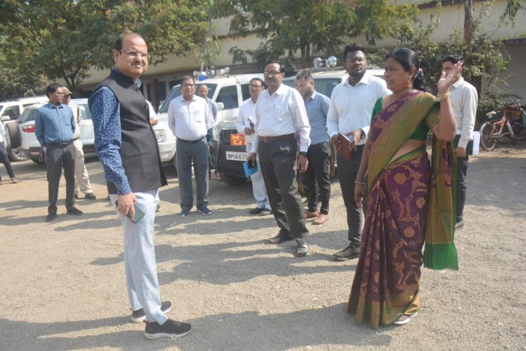 निर्माण कार्य में दिखी लापरवाही, कलेक्टर ने  पामगढ़ जनपद के उपयंत्री को किया निलंबित, एसडीओ और ईई को भी दी नोटिस