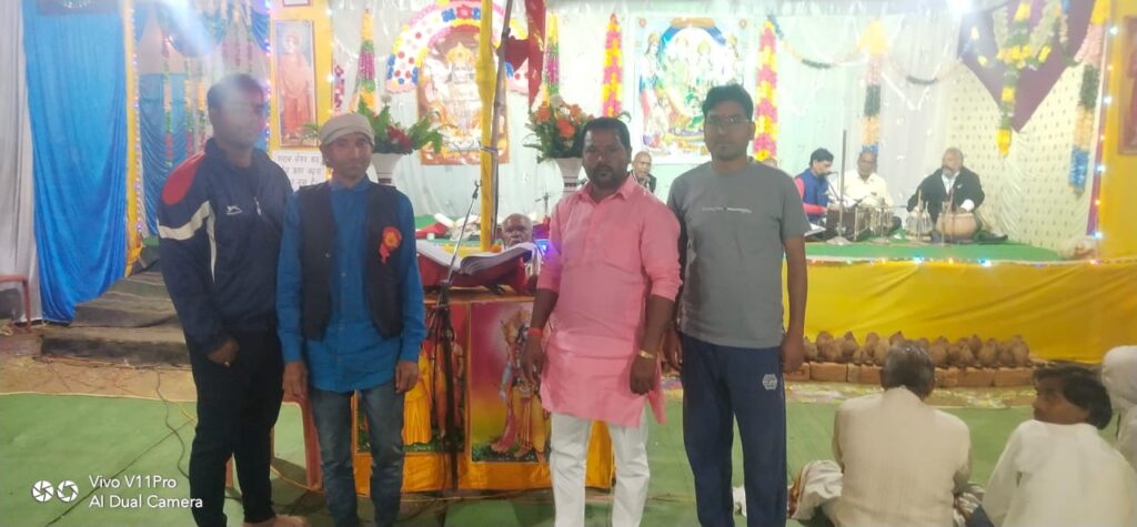 जोगी कांग्रेस के ब्लाक अध्यक्ष सरयू प्रसाद पूरे ने मुड़पार (ब) में नवधा रामायण मानस प्रेमियों के साथ सुनी रामचरितमानस नवधा रामायण