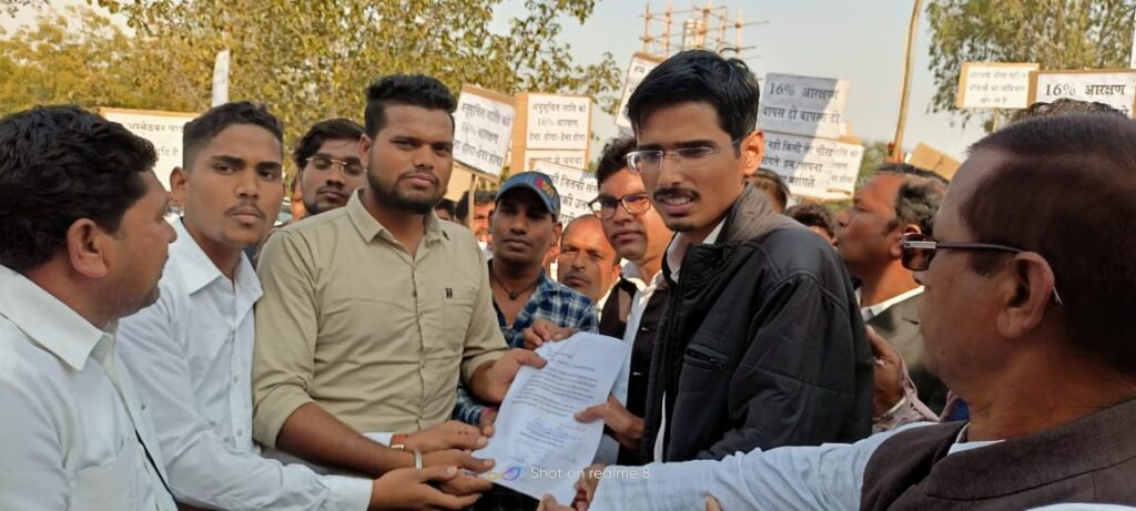 मस्तूरी में अनुसूचित जाति वर्ग का आरक्षण को 16 % यथावत रखने की मांग हेतू मुख्यमंत्री छत्तीसगढ़ एवं राज्यपाल छत्तीसगढ़ को मस्तूरी क्षेत्र के ग्रामीणों ने ज्ञापन सौंपा नवाब तहसीलदार को