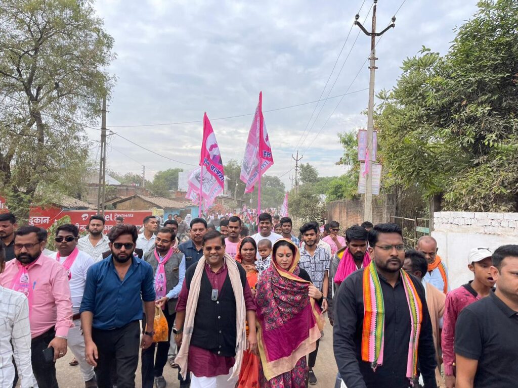 अकलतरा में अमित जोगी के साथ पद यात्रा में चल रहे, सैकड़ों ग्रामीण, मजदूर, किसान, युवा और महिलाएं