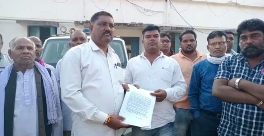 बिलारी में सतनामी समाज को किया जा रहा प्रताड़ित सतनामी समाज के लोगों ने एसडीम को सौंपा ज्ञापन