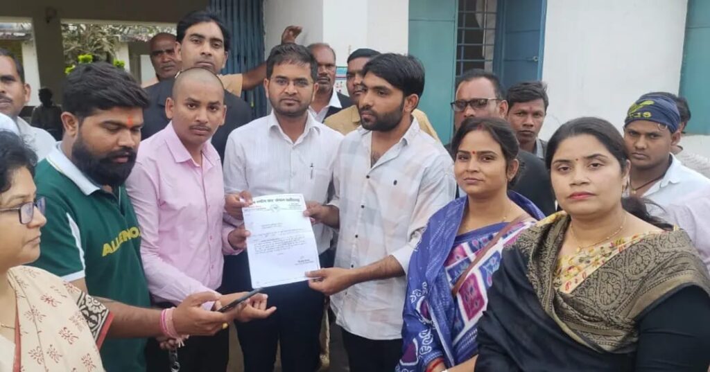 स्कूल में कॉलेज के समय में भारी वाहनों के प्रवेश पर रोक की मांग को लेकर पामगढ़ एनएसयूआई ने एसडीएम को सौंपा ज्ञापन