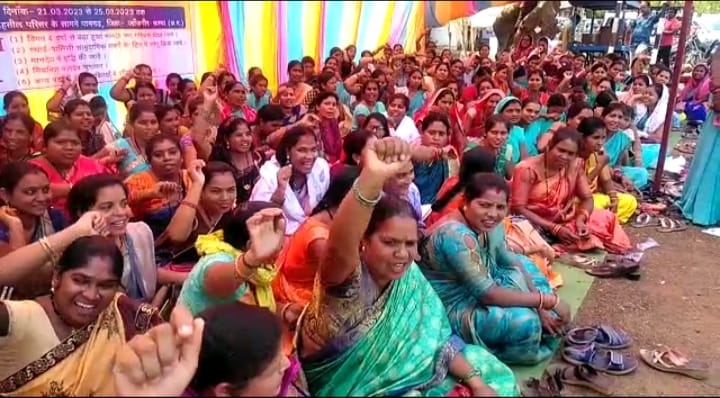 बिहान महिला समूह द्वारा 5 सूत्री मांगों को लेकर पामगढ़ में पांच दिवसीय किया जा रहा है धरना प्रदर्शन