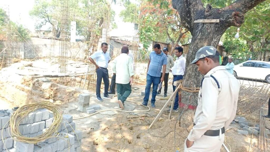 पामगढ़ में अपर कलेक्टर ने किया निर्माणाधीन स्वामी आत्मानंद उत्कृष्ट विद्यालय भवन निर्माण कार्य का निरीक्षण