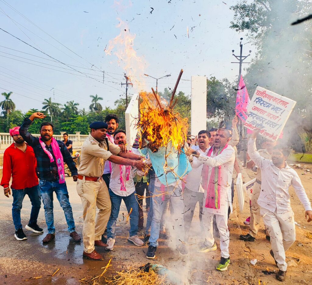 छत्तीसगढ़ में शराब घोटाला के विरोध में जोगी युवा मोर्चा ने किया मुख्यमंत्री और आबकारी मंत्री का पुतला दहन