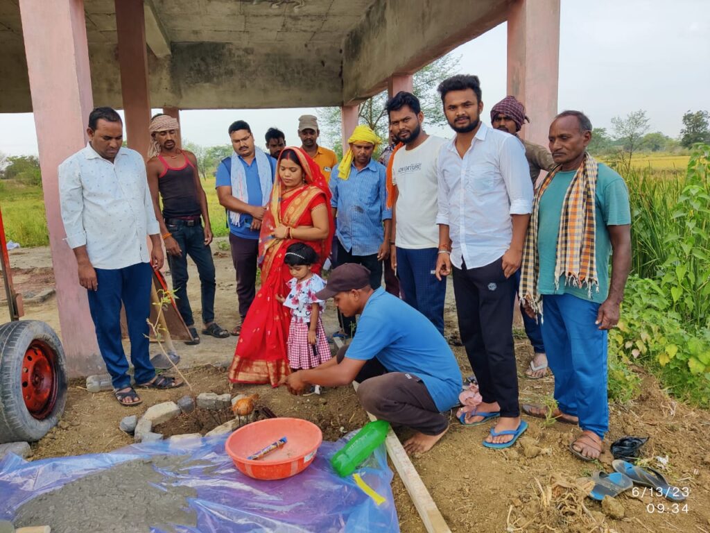 जनपद सदस्य पुष्पा उमेश प्रधान ने किया सीसी रोड का भूमि पूजन किया गया
