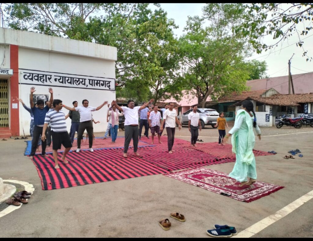 योग दिवस का आयोजन:व्यवहार न्यायालय पामगढ़ में योग दिवस