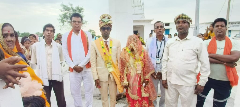 गुरु घासीदास समिति के अध्यक्ष व भाजपा नेता सुखराम मधुकर ने एक जोड़े युवा युवती का करवाया विवाह संपन्न