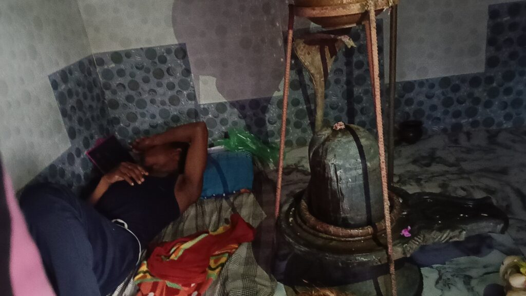  पामगढ़ में शिव भक्त युवक ने काटी अपनी जीभ चढ़ाया शिवलिंग में