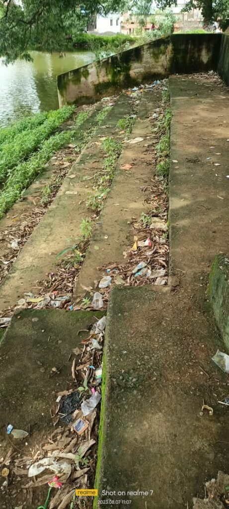 पामगढ़ के जगन तालाब बना शराबियों का अड्डा, खुलेआम पी रहे शराब, उड़ा रहे सिगरेट का धुआं,