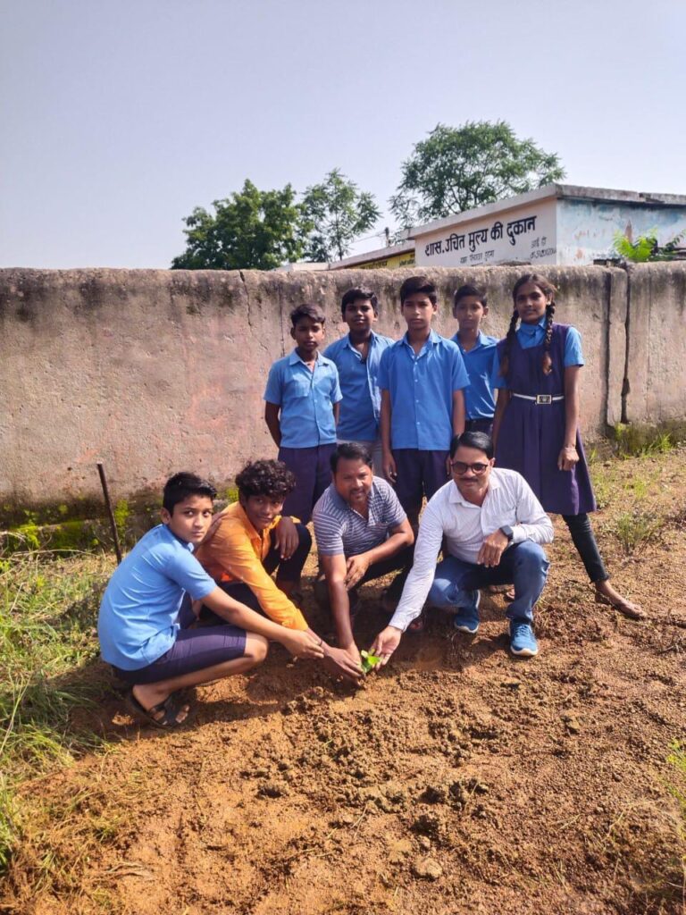 विद्यालय परिसर में किया पौधारोपण