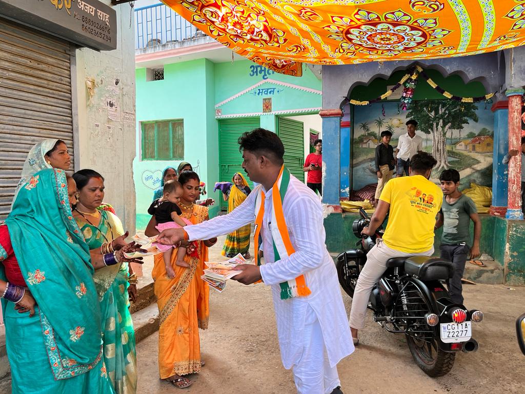 कांग्रेस नेता राजेश भारद्वाज ने किया जनसंपर्क अभियान आज से दस दिवस विशेष बाईक रैली निकाल कर पूरे विधानसभा का भ्रमण कर रहे हैं राजेश भारद्वाज के साथ उनके समर्थन 200 से 300 के बीच लोग उनके साथ जा रहे हैं कहा पामगढ़ के माटी का बेटा हूं और क्षेत्र की जनता मेरा परिवार है