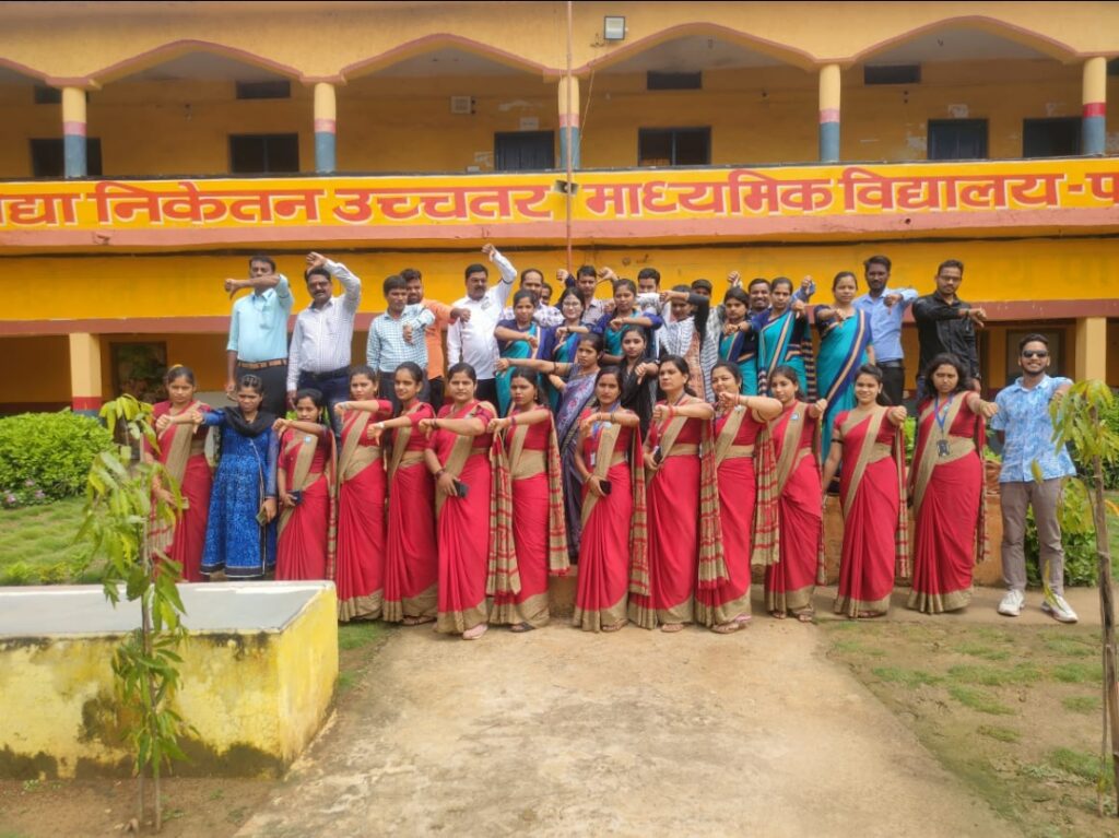 विद्या निकेतन स्कूल रहा बंद, शिक्षकों ने काली पट्टी बांधकर जताया विरोध