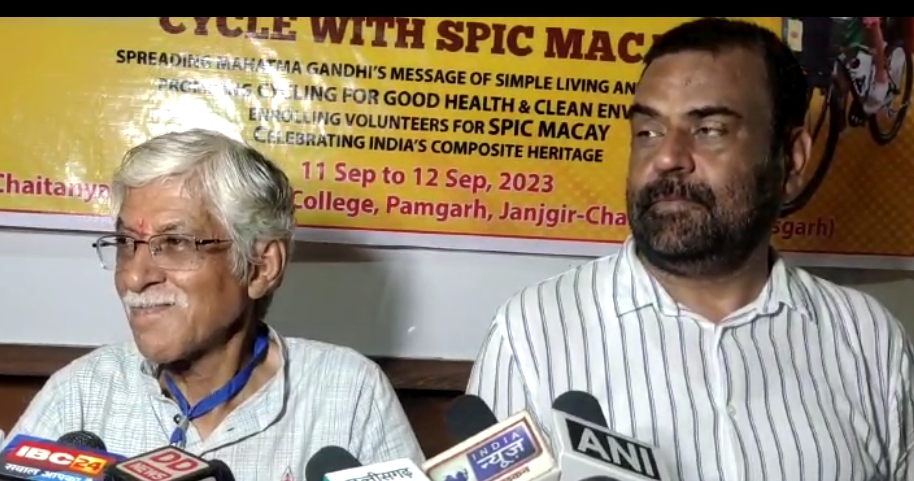 स्पीक मैके के संस्थापक पद्मश्री डॉ किरण सेठ पहुंचे चैतन्य महाविद्यालय पामगढ़ ,,युवाओं मे फिटनेस और भारतीय संस्कृति और पुरातन संगीत सहित पर्यावरण संरक्षण के प्रति लोगों में जागरूकता लाने कर रहे साइकल यात्रा,,