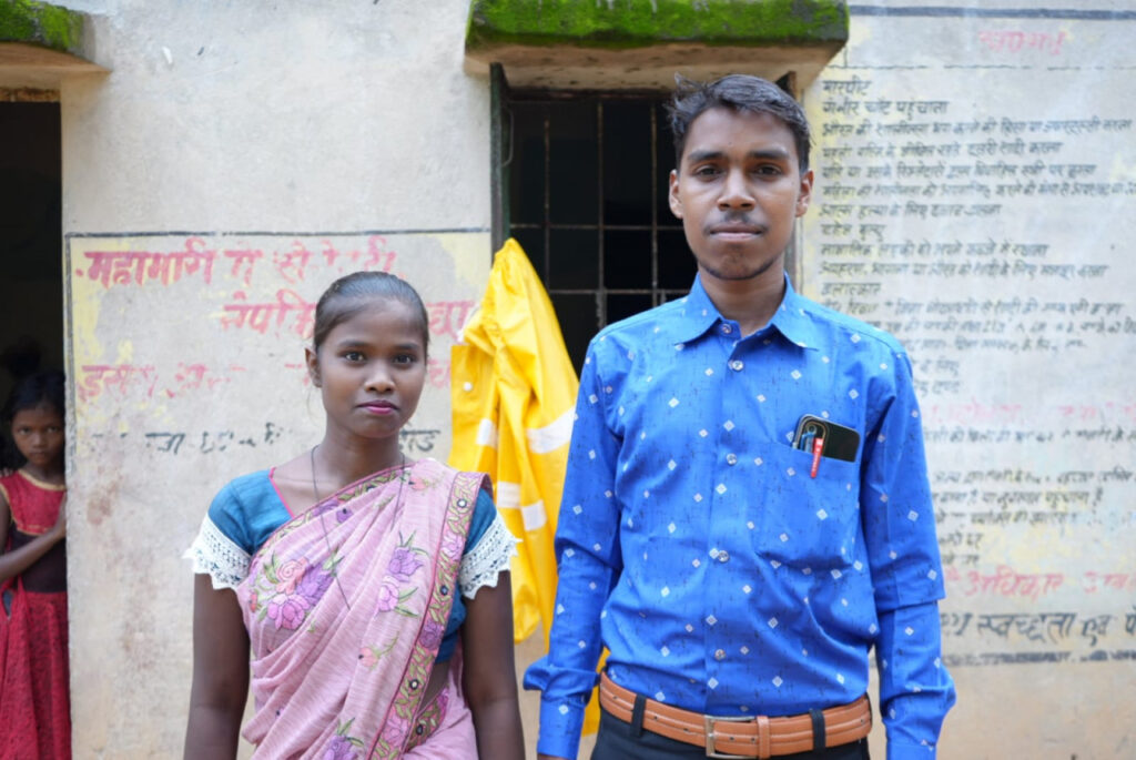 दूर हुआ पहाड़ी कोरवा दुखुराम का दुख, नौकरी से मिल रहा जीवन का सुख शिक्षक बनने के साथ रहन-सहन में आया बदलाव तेजी से सुधर रही है आर्थिक स्थिति